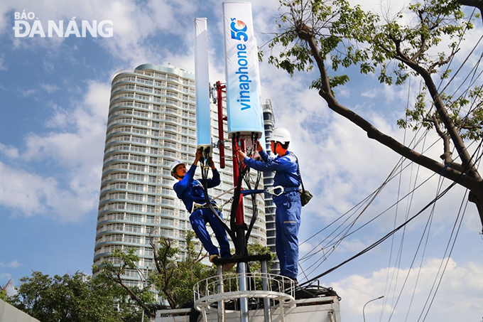 VNPT Group installs equipment to provide 5G services to customers at Danang International Fireworks Festival-DIFF2023