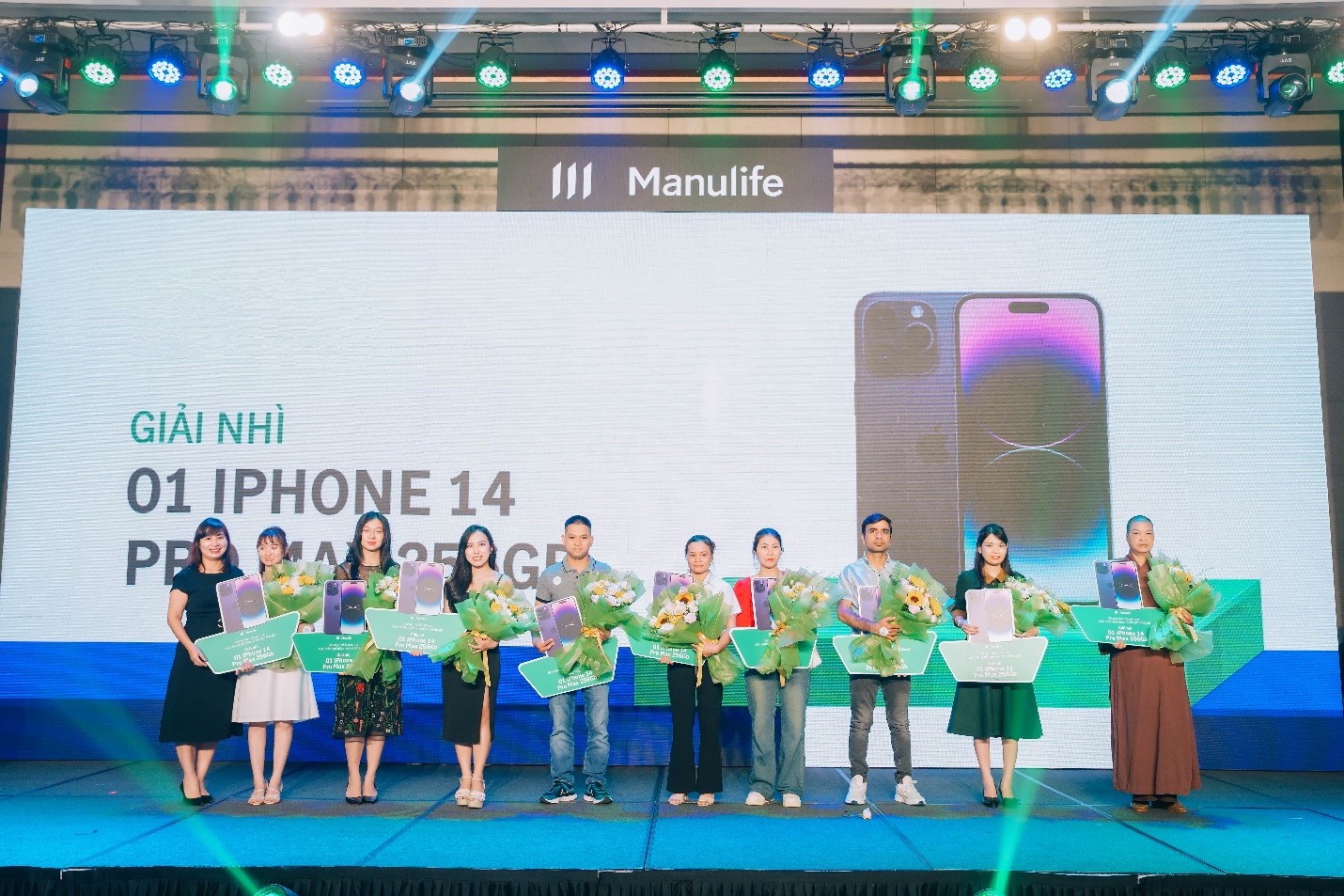 Đại diện Manulife trao giải cho các khách hàng may mắn.