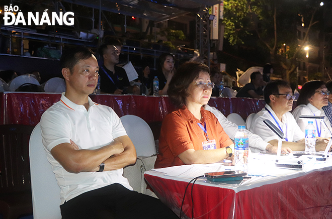Vice Chairwoman of the Da Nang People's Committee Ngo Thi Kim Yen (2nd, left) attended the rehearsal for DIFF 2023's opening night last evening. Photo: X.D