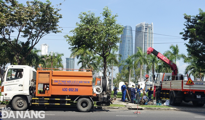 Công ty Thoát nước và xử lý nước thải Đà Nẵng kiểm tra, bảo dưỡng các máy bơm để tăng cường vận hành, không để nước thải tràn ra sông Hàn. Ảnh: HOÀNG HIỆP