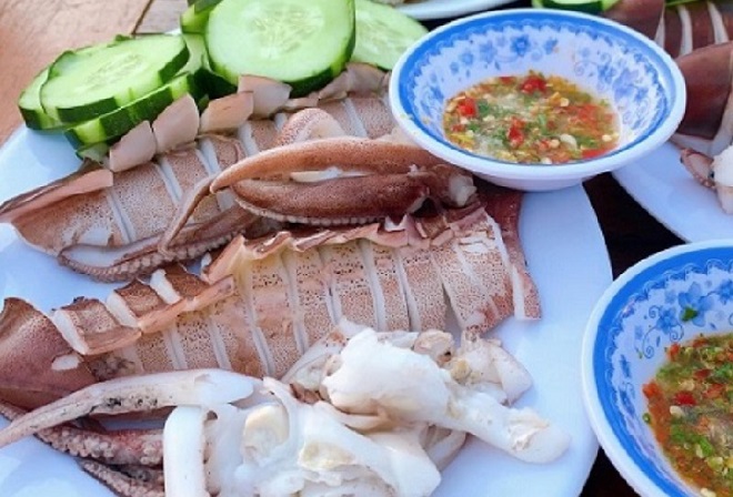 Đừng quên thưởng thức các món ăn thơm ngon khi tới bãi Làng Cù Lao Chàm.