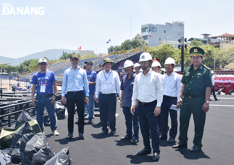 Bí thư Thành ủy Nguyễn Văn Quảng (hàng đầu từ trái sang) đánh giá cao tính chuyên nghiệp của đơn vị tổ chức trong khâu chuân bị cho DIFF 2023. Ảnh: THU HÀ