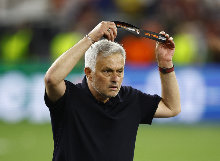 HLV Jose Mourinho không hài lòng vì trọng tài Anthony Taylor có quá nhiều quyết định gây tranh cãi. Ảnh: Reuters