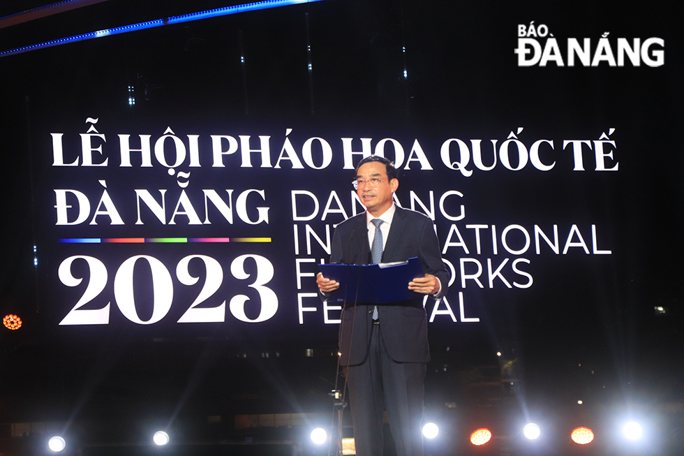 Da Nang People's Committee Chairman Le Trung Chinh delivers the opening speech of DIFF 2023, June 2, 2023.