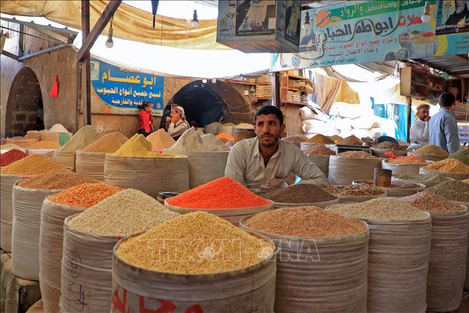 Một quầy hàng bán lương thực tại chợ ở Sanaa, Yemen. Ảnh: AFP/TTXVN