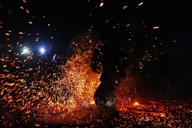 Lễ nhảy lửa của đồng bào Pà Thẻn ở huyện Lâm Bình. Ảnh: Nam Sương/TTXVN