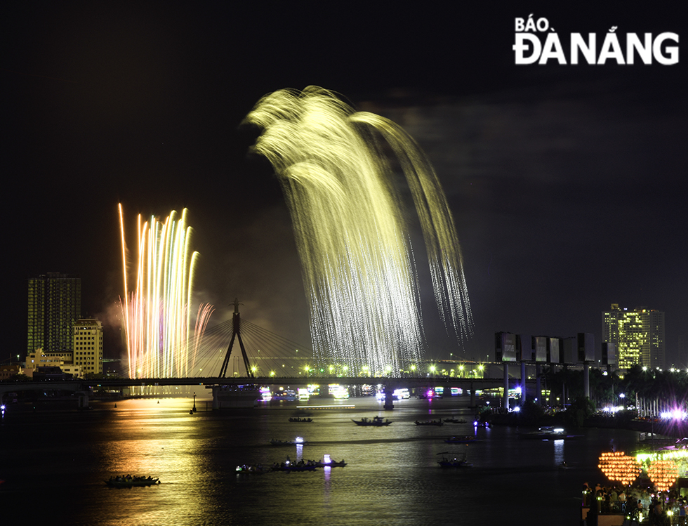 Da Nang's sky was lit up with elaborately invested performances, carrying many deep and meaningful messages.