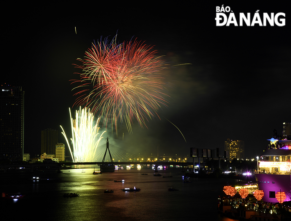 Da Nang's night sky was painted with many colours from the fireworks performances of the two teams