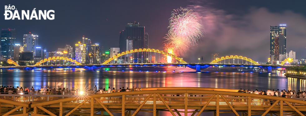 The Nguyen Van Troi Bridge was also a place where a lot of people and tourists chose to admire the special fireworks displays of Da Nang-Viet Nam and Finland teams