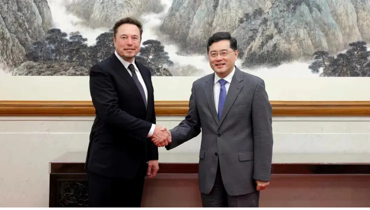 CEO Tesla Elon Musk (bên trái) gặp Bộ trưởng Ngoại giao Trung Quốc Tần Cương tại Bắc Kinh, Trung Quốc vào ngày 30-5. Ảnh: Reuters