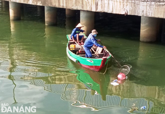 Nhiều loại rác thải nhựa phát sinh sau đêm pháo hoa trên sông Hàn được thu gom.