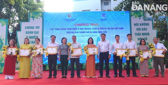 The recipients of the Da Nang Environment Award in 2022 receive certificates of merit from the Chairman of the Da Nang People's Committee, June 3, 2023. Photo: HOANG HIEP