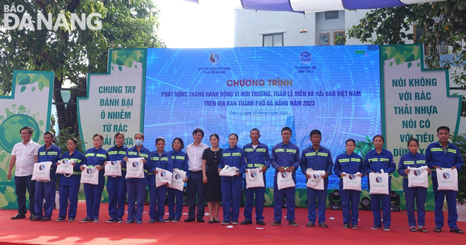 Cam Le District authorities present gifts to disadvantaged environmental workers who are collecting garbage in the district, June 3, 2023. Photo: HOANG HIEP