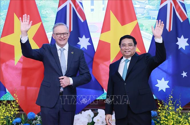 Thủ tướng Phạm Minh Chính và Thủ tướng Australia Anthony Albanese chụp ảnh chung tại buổi hội đàm. Ảnh: Dương Giang/TTXVN