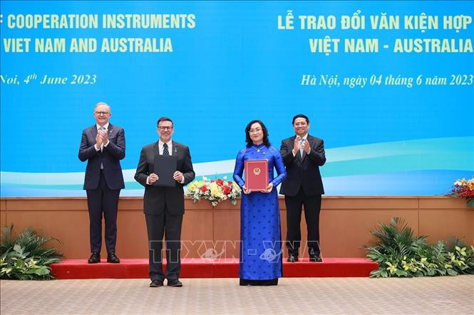 Thủ tướng Phạm Minh Chính và Thủ tướng Australia Anthony Albanese chứng kiến lễ trao Bản ghi nhớ hợp tác giữa Bộ Công Thương Việt Nam với Bộ Ngoại giao và Thương mại Australia về thành lập Đối thoại cấp Bộ trưởng về Thương mại Việt Nam - Australia. Ảnh: Dương Giang/TTXVN