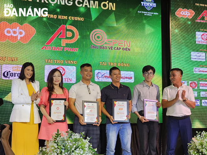 The organisers awarded prizes to athletes with high achievements.
