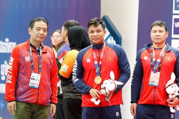 Võ Huỳnh Anh Khoa (giữa) giành HCV nội dung 100m ngửa nam hạng thương tật S8. (Nguồn: Thể thao Việt Nam)