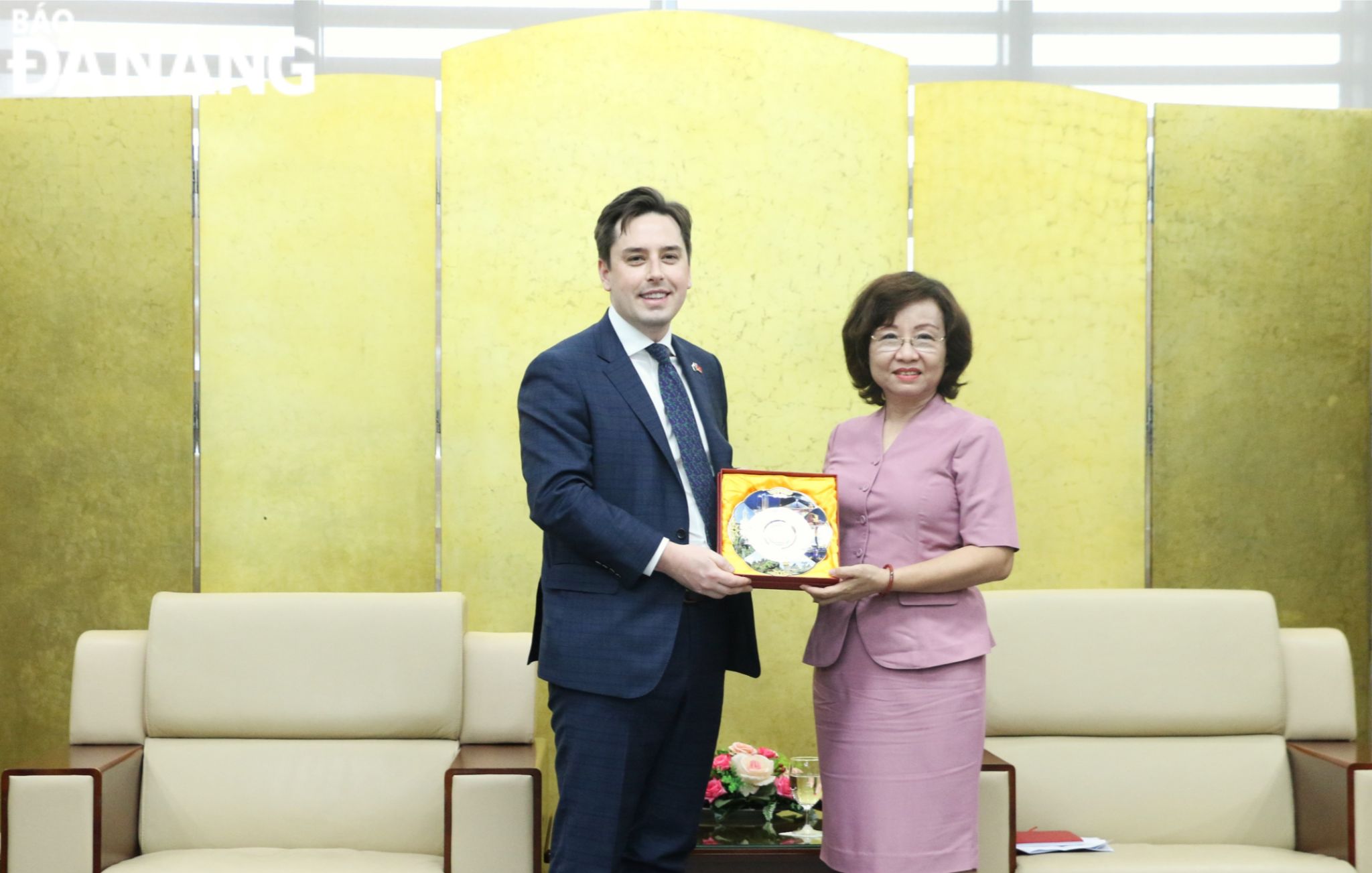 Vice Chairwoman of the Da Nang People's Committee Ngo Thi Kim Yen (right) presenting a souvenir to Mr. Michael Petterson. Photo: T.PHUONG