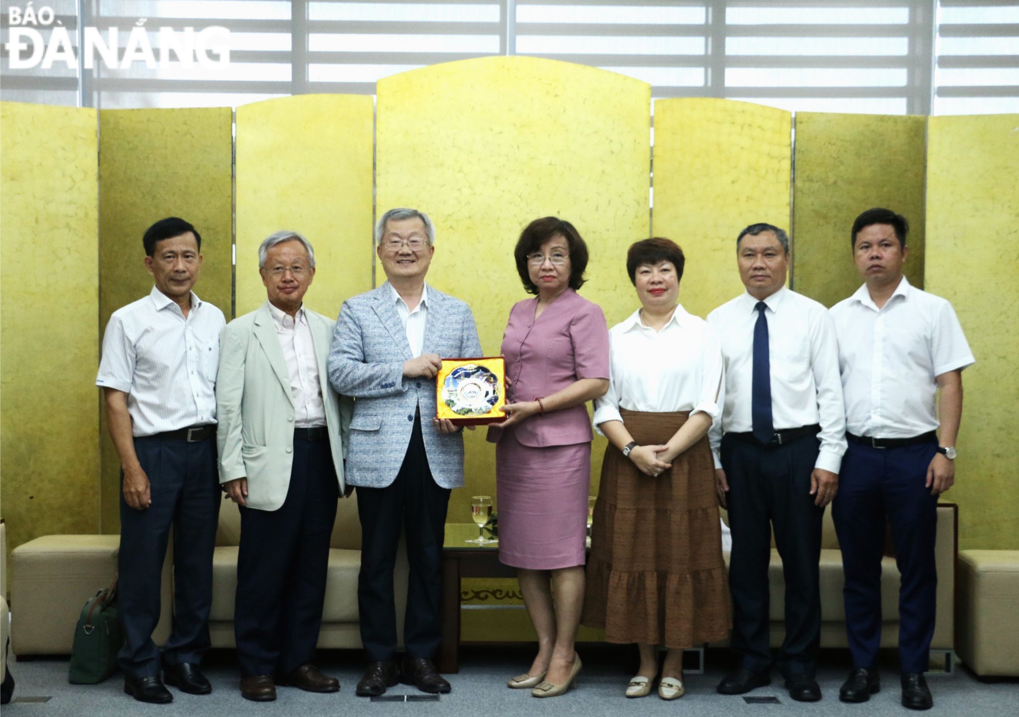 Vice Chairman of the Da Nang People's Committee Ngo Thi Kim Yen (centre) presenting a souvenir to Medipeace Chairman Chai Jong Yil (3rd, left). Photo: T.PHUONG