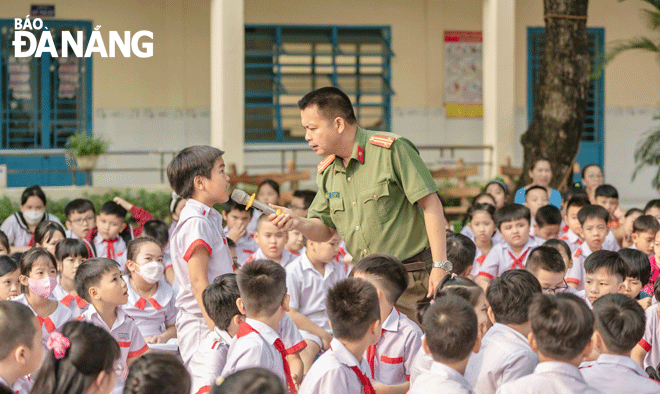 Trung tá Hồng Minh Hiển, Đội trưởng Đội 1, Phòng Xây dựng phong trào bảo vệ an ninh Tổ quốc (Công an thành phố) tuyên truyền nâng cao nhận thức cho học sinh trong việc sử dụng internet, mạng xã hội an toàn tại Trường Tiểu học Huỳnh Ngọc Huệ vào tháng 4-2023. Ảnh: X.Đ