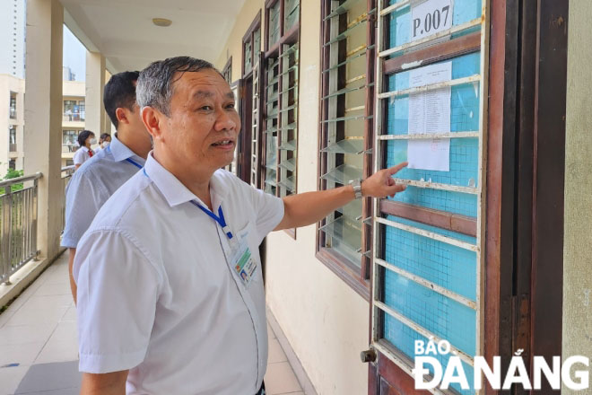 A leader of the municipal Department of Education and Training paid an inspection visit to the Tran Phu School exam venues 