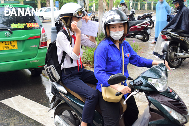 A candidate who forgot to bring her exam card was assisted by a volunteer