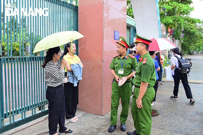 The police force ensures order and security before the exam sites.