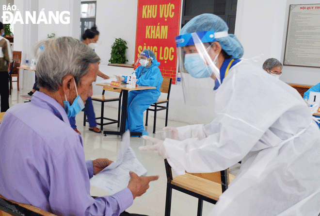 The Ministry of Health is developing a process to adjust COVID-19 from Group A to Group B infectious diseases. IN THE PHOTO: COVID-19 vaccination for the elderly in 2021. Photo: P.C