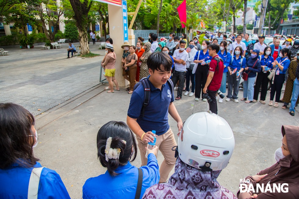   Tại tất cả các điểm thi tuyển sinh vào lớp 10 năm học 2023 - 2024 trên địa bàn thành phố, luôn có các đoàn viên Đoàn TNCS Hồ CHí Minh sẵn sàng hỗ trợ các thí sinh.