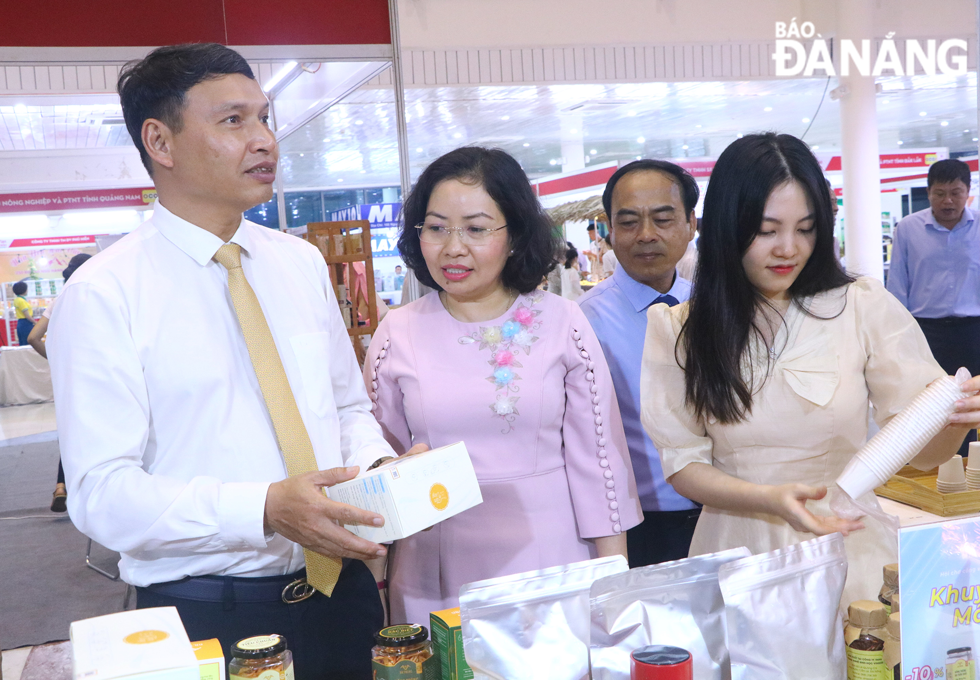 Vice Chairman of the Da Nang People's Committee of Ho Ky Minh (left) and delegates visit the fair, June 6, 2023.