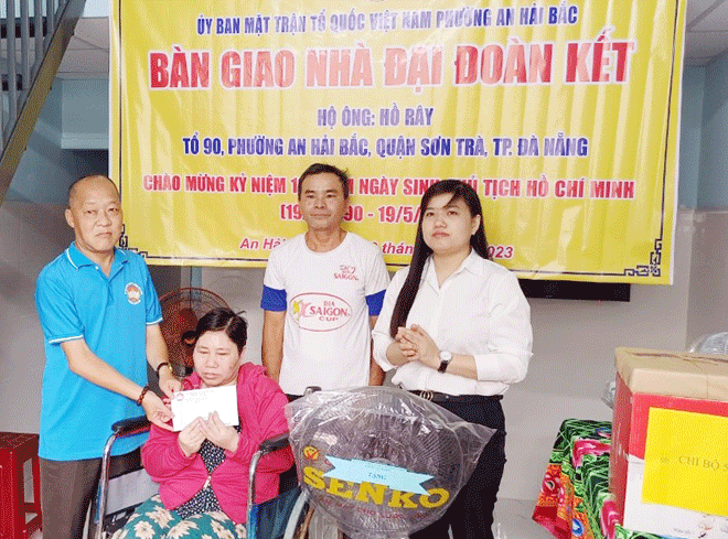 Mr. Le Ba Cong, the Chairman of An Hai Bac Ward Chapter of the Da Nang Fatherland Front Committee (left) handing over a new house to Mr. Ho Rays family. Photo: A.H.B