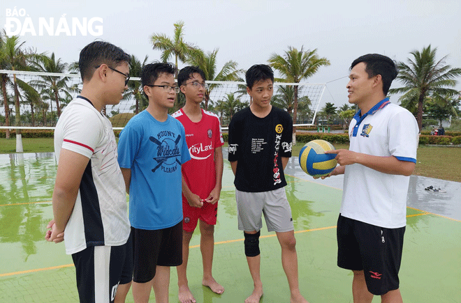 Anh Nguyễn Hải Trường (bên phải) nỗ lực mở lớp bóng chuyền miễn phí cho học sinh trong nhiều năm qua. Ảnh: P.N