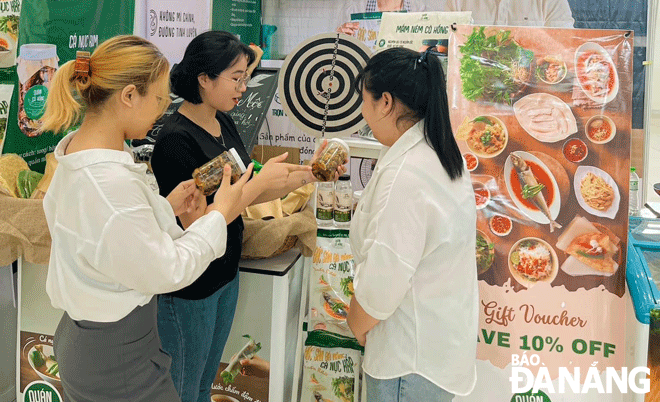 The service industry grew rapidly in the first five months of the year compared to the same period last year. IN THE PHOTO: Customers visit and shop at the ongoing Vietnamese Goods Fair 2023 - Honoring OCOP Products in Da Nang. Photo: M.Q
