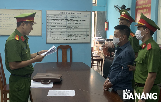 Công an quận Thanh Khê đọc lệnh bắt tạm giam Đặng Kiều Phong.