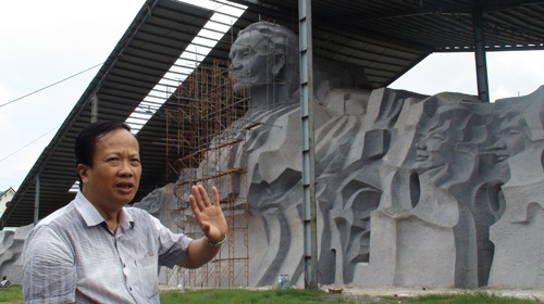 Họa sĩ, nhà điêu khắc Đinh Gia Thắng bên phần tượng mẫu của Tượng đài Bà mẹ Việt Nam anh hùng.Ảnh: Báo Gia Lai