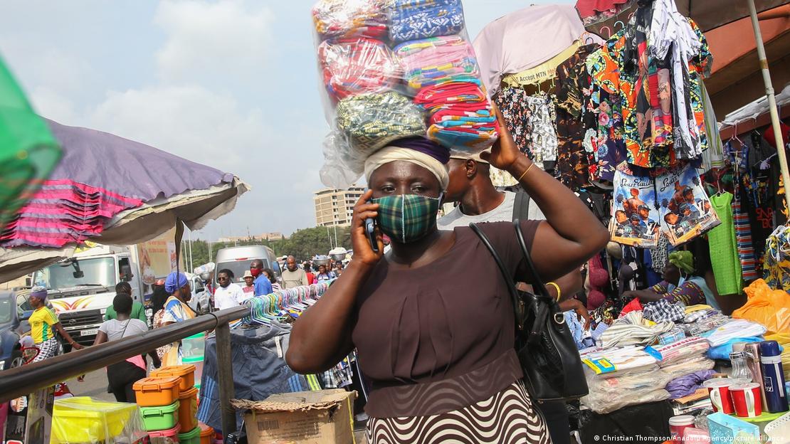 Thủ đô Accra của Ghana tiếp nhận 100 tấn quần áo từ phương Tây mỗi ngày.  Ảnh: Anadolu Agency