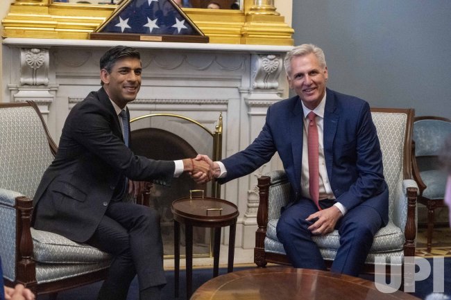 Thủ tướng Anh Rishi Sunak (bên trái) gặp Chủ tịch Hạ viện Mỹ Kevin McCarthy tại Washington ngày 7-6 (giờ địa phương). Ảnh: UPI