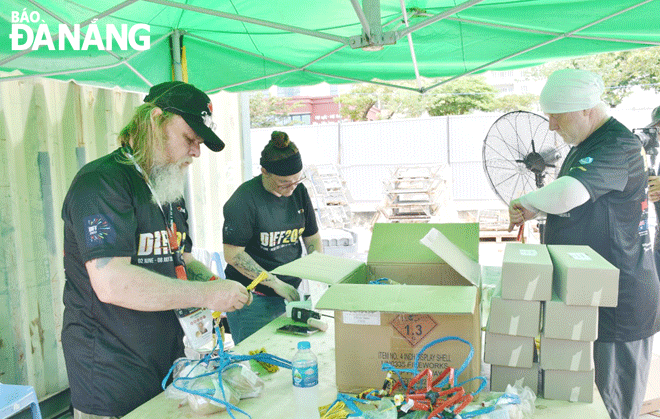 Despite their first time to compete in DIFF 2023, the Canadian team is determined to gain success. IN PHOTO: Team members are setting up fireworks to prepare for the upcoming show night. Photo: T.H