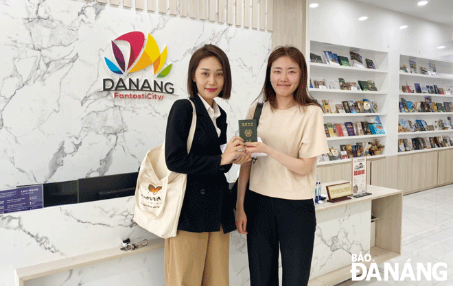 A staff member from the Da Nang Visitor Support Centre supported a South Korean tourist to retrieve her stolen passport. Photo: T.L