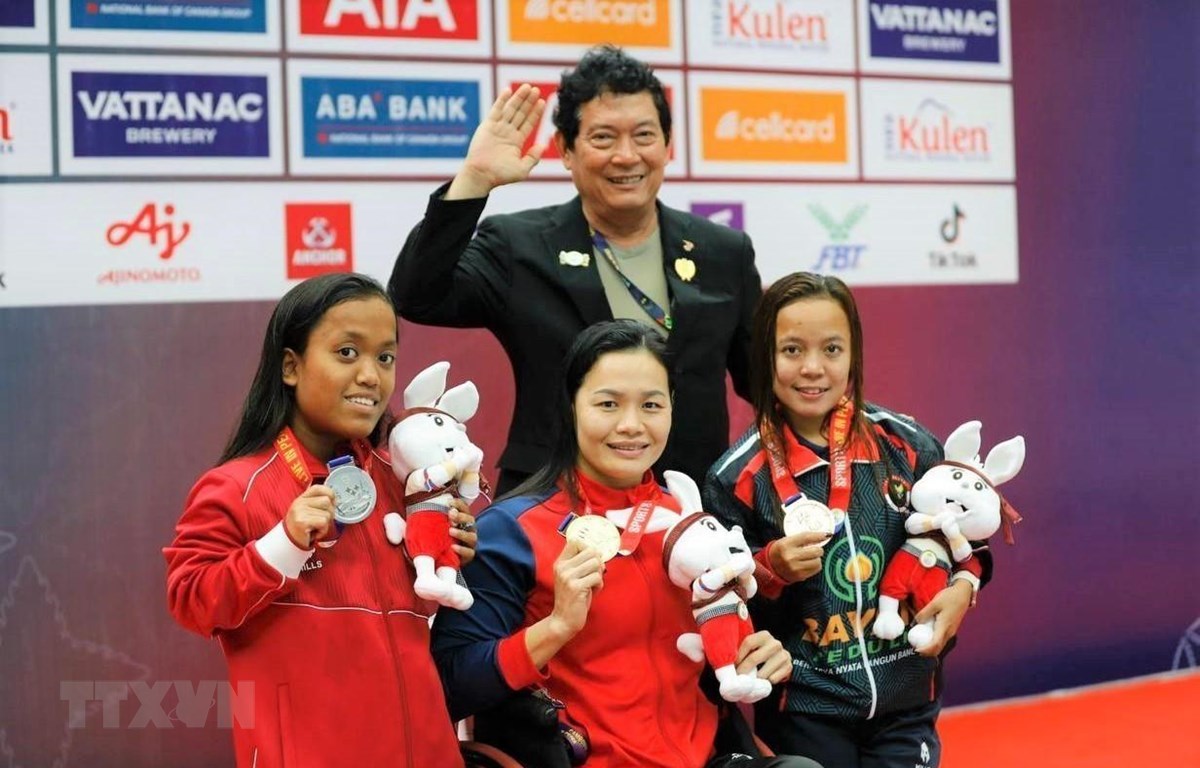 Trịnh Thị Bích Như (giữa) giành 5 huy chương Vàng tại ASEAN Para Games 12. (Ảnh Hoàng Minh/TTXVN)