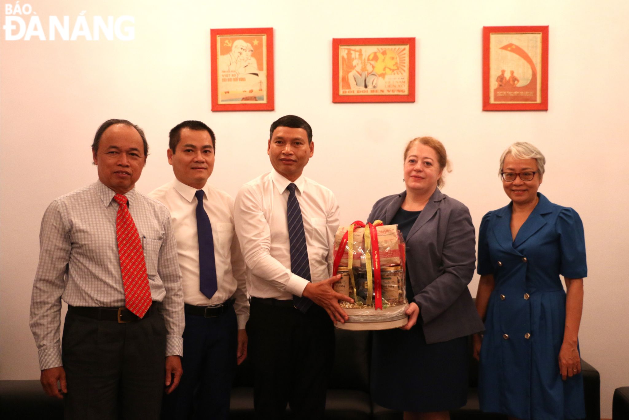 Vice Chairman of the Da Nang People's Committee Ho Ky Minh (third, left) presenting a congratulatory gift to Mrs. Mizonova Maria Georgievna, the Russian Consul General in Da Nang (2nd, right) on the occasion of the National Day of Russia in 2023. Photo: T.PHUONG