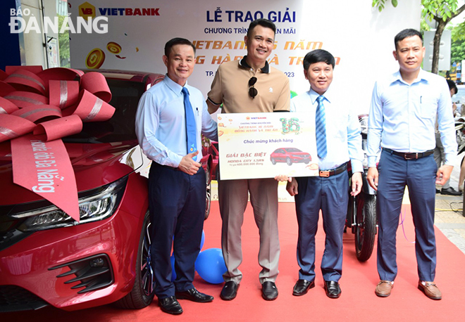 Khách hàng Ngô Ngọc Bình nhận giải thưởng đặc biệt là chiếc ô- tô Honda City 1.5GS.