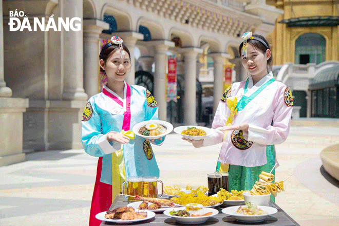 Side activities during the DIFF 2023 help improve visitors’ experience. IN THE PHOTO: South Korean cuisine was introduced at the S.Korean cultural festival which took place at the Sun World Ba Na Hills tourist site. Photo: MAI QUE