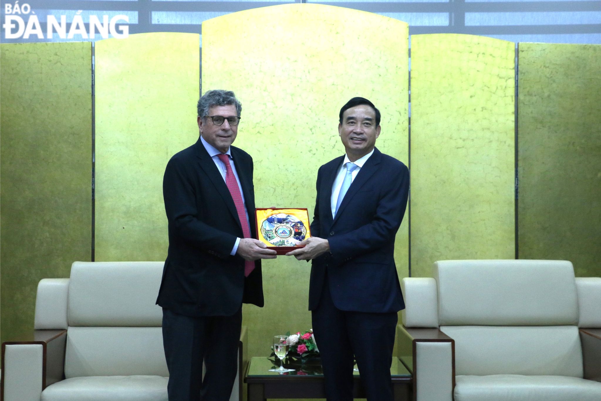 Chairman of the Da Nang People's Committee Le Trung Chinh (right) presenting a souvenir to Brazilian Ambassador to Viet Nam Marco Farani. Photo: T.PHUONG