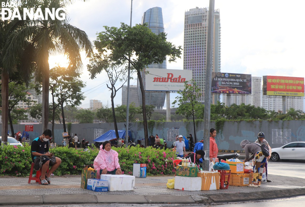 Các hàng quán tranh thủ bày bán phục vụ người dân và du khách đi xem pháo hoa khu vực cầu sông Hàn.