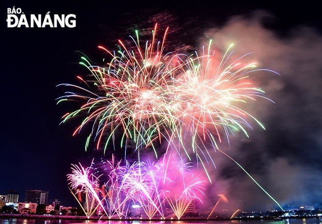 With vibrant electronic music, the fireworks display by Canadian competitors stirred up the audience’s senses along both sides of the iconic sparkling Han River.