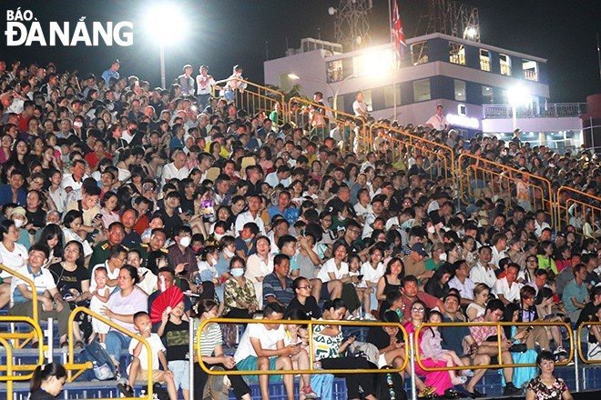 The audience in Da Nang could not take their eyes off the captivating fireworks performance by the French team.