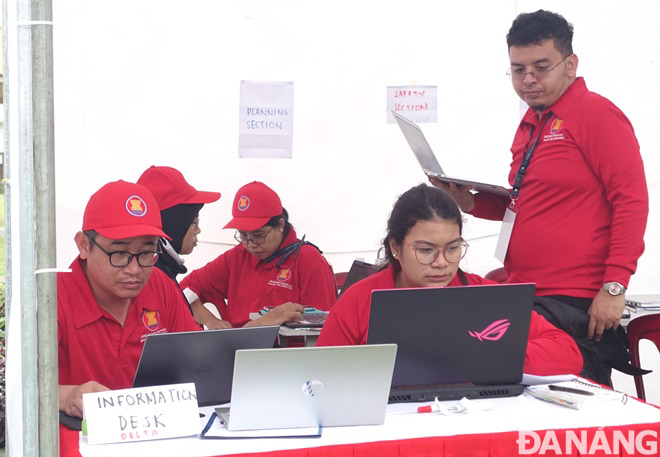 Một chuyên viên Văn phòng Thường trực Ban Chỉ huy Phòng chống thiên tai, tìm kiếm cứu nạn và phòng thủ dân sự thành phố Đà Nẵng (bìa trái) tham gia diễn tập mô phỏng ứng phó các tình huống thiên tai, hỗ trợ nhân đạo vào tháng 2-2023. Ảnh: HOÀNG HIỆP