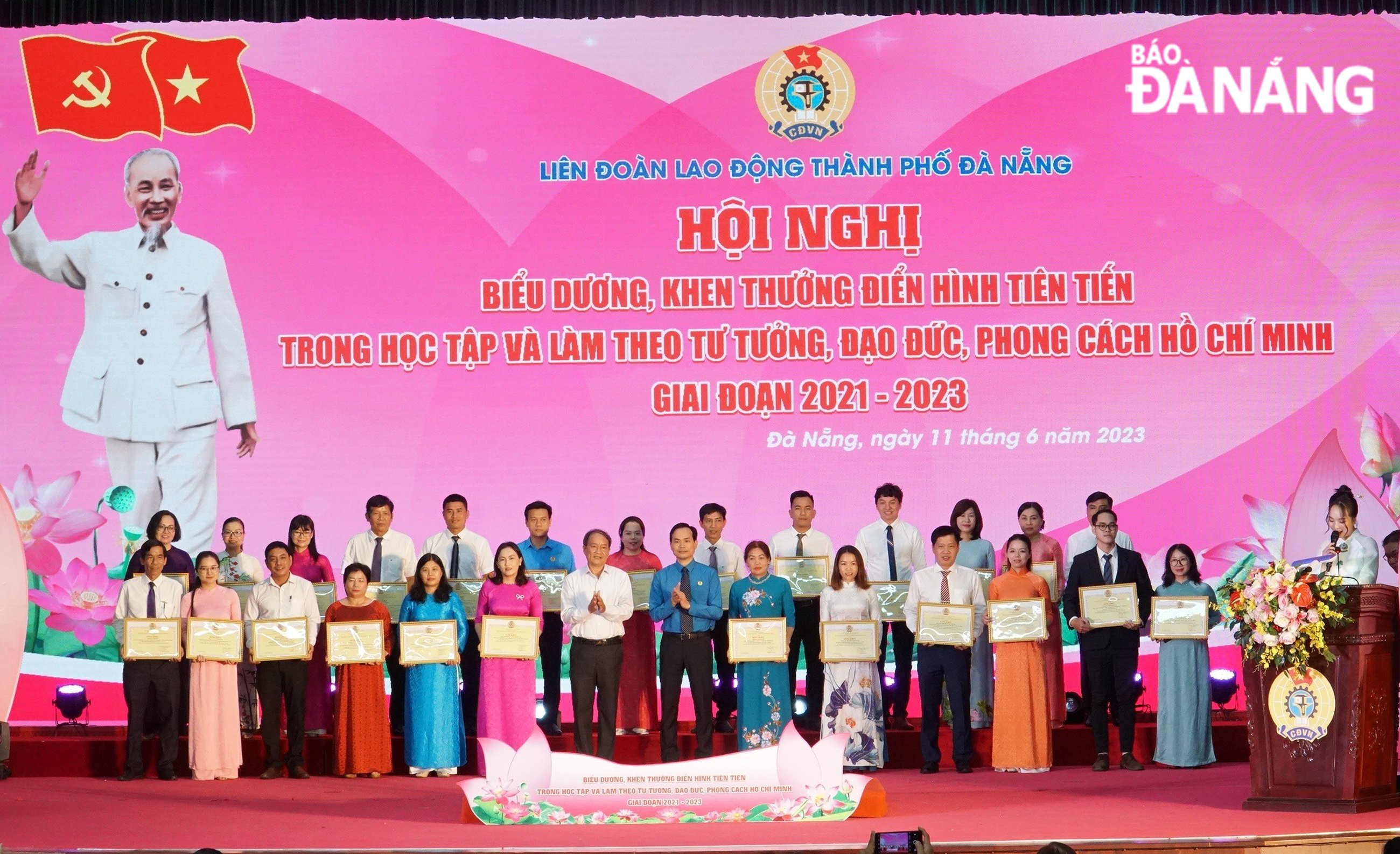 Chủ tịch LĐLĐ thành phố Nguyễn Duy Minh ( ) trao bằng khen cho các gương tiêu biểu học theo Bác. Ảnh: X.H