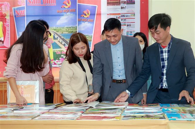 Đại biểu xem các ấn phẩm báo Trung ương và địa phương tại một Hội báo Xuân. (Ảnh: Văn Đạt/TTXVN)
